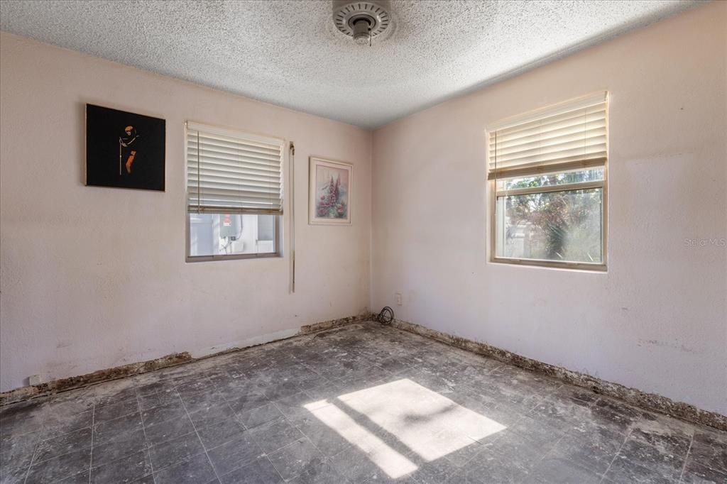 For Sale: $449,000 (2 beds, 1 baths, 852 Square Feet)