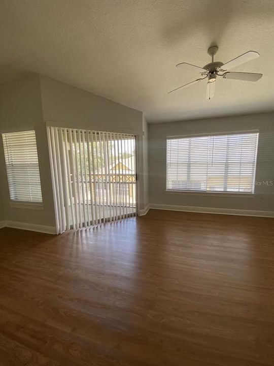 For Rent: $1,300 (1 beds, 1 baths, 724 Square Feet)