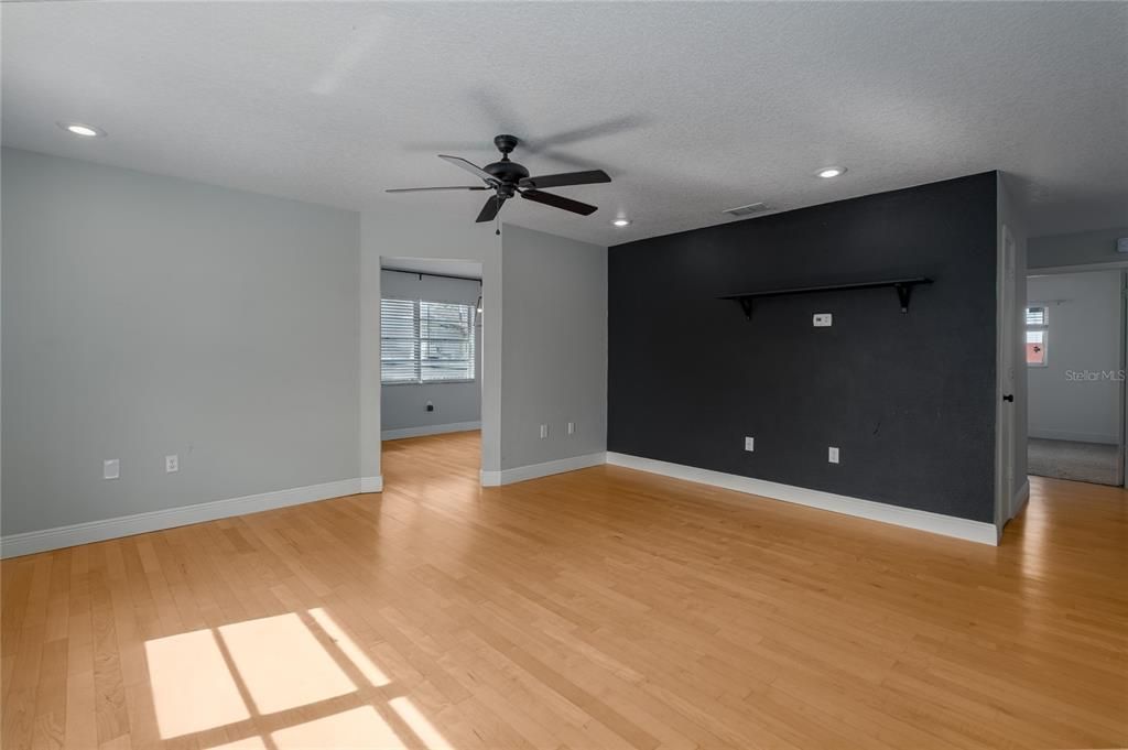 For Sale: $340,000 (3 beds, 1 baths, 1156 Square Feet)