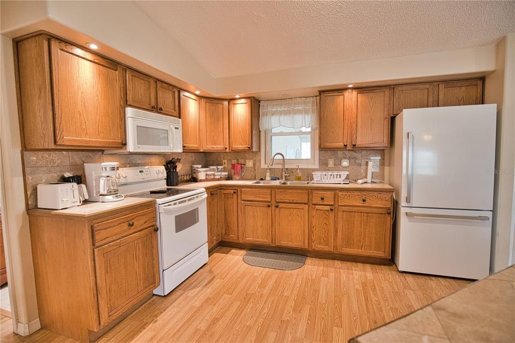 For Sale: $158,850 (2 beds, 2 baths, 959 Square Feet)