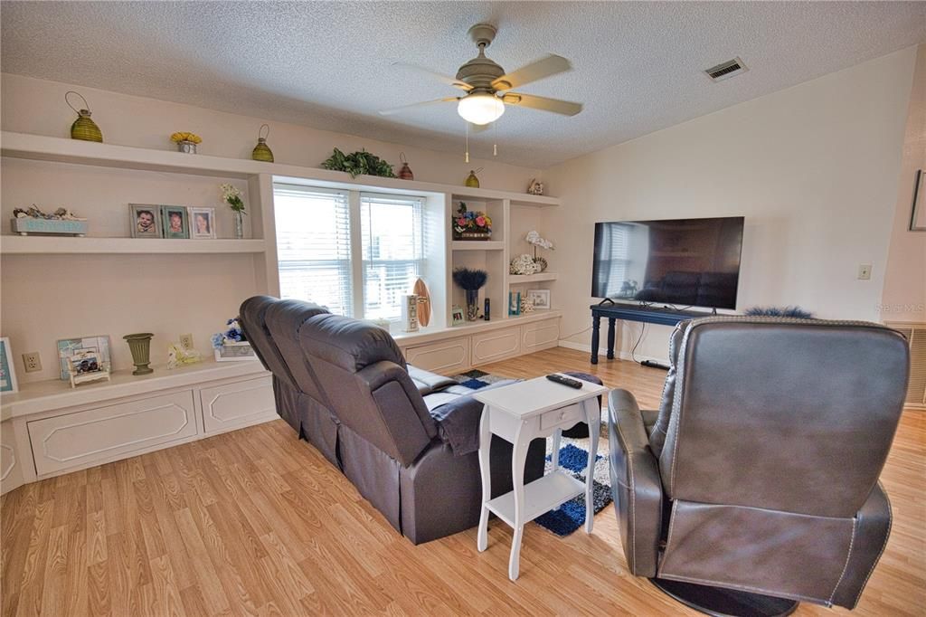 For Sale: $158,850 (2 beds, 2 baths, 959 Square Feet)