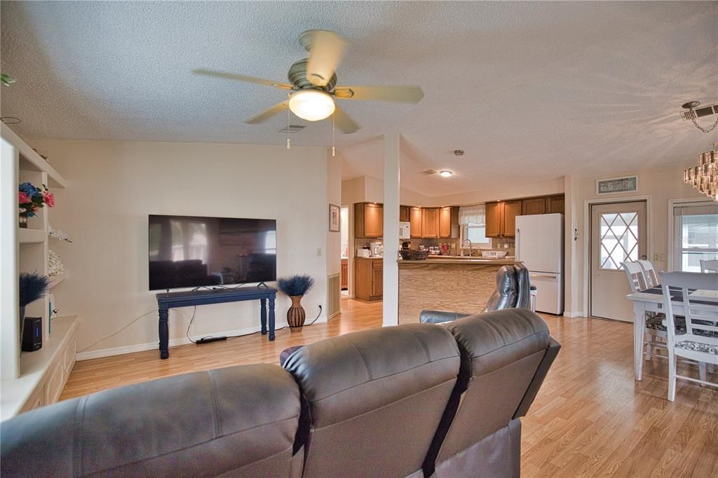 For Sale: $158,850 (2 beds, 2 baths, 959 Square Feet)