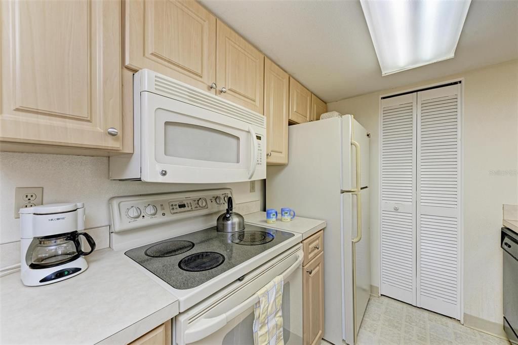 For Sale: $179,500 (2 beds, 2 baths, 942 Square Feet)