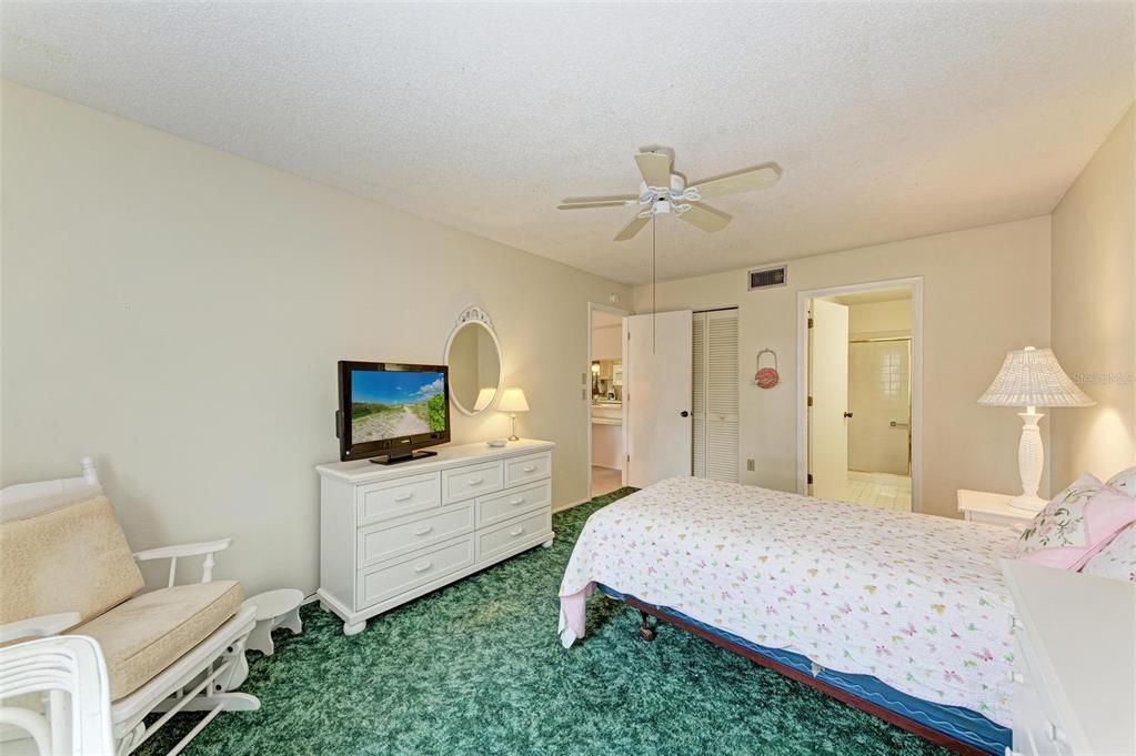 Master Bedroom with En Suite Bathroom & large walk-in closet