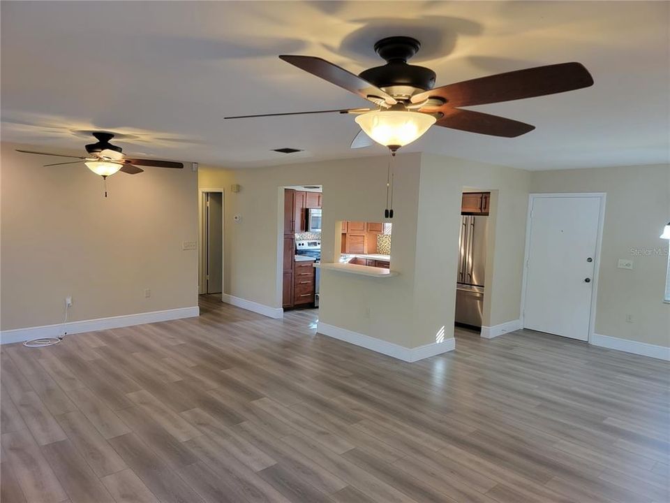 For Sale: $319,900 (2 beds, 2 baths, 1180 Square Feet)