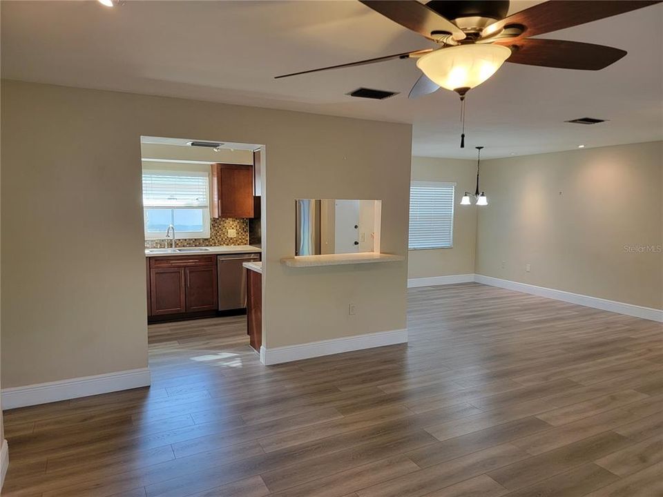 For Sale: $319,900 (2 beds, 2 baths, 1180 Square Feet)