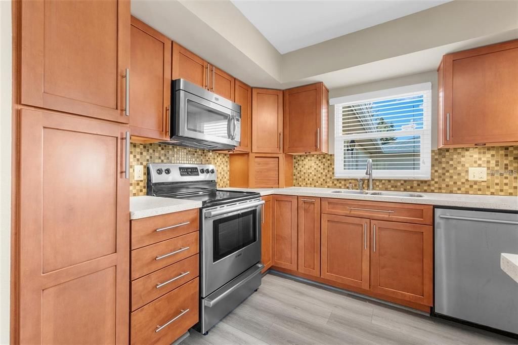 For Sale: $319,900 (2 beds, 2 baths, 1180 Square Feet)