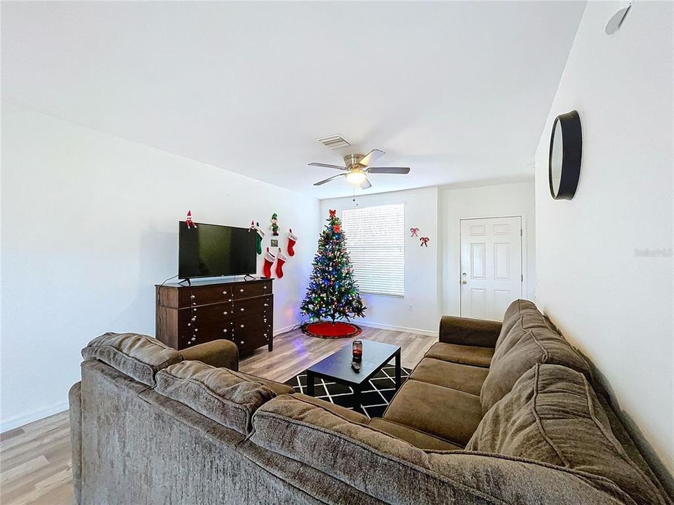 For Sale: $285,000 (2 beds, 2 baths, 1241 Square Feet)