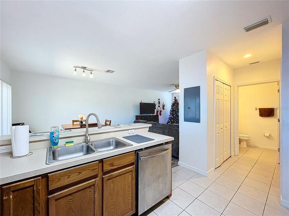 For Sale: $285,000 (2 beds, 2 baths, 1241 Square Feet)