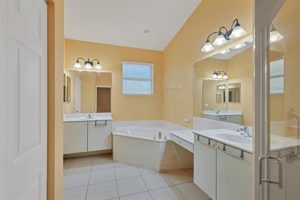 For Sale: $448,000 (2 beds, 2 baths, 1696 Square Feet)