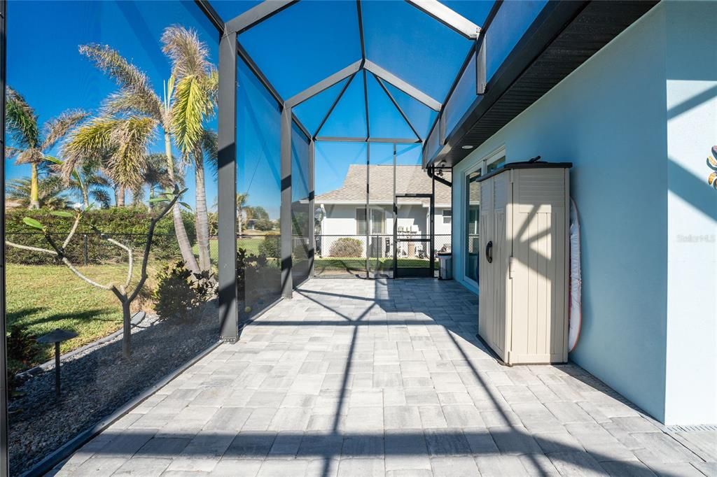 Large Lanai - guest bedroom access