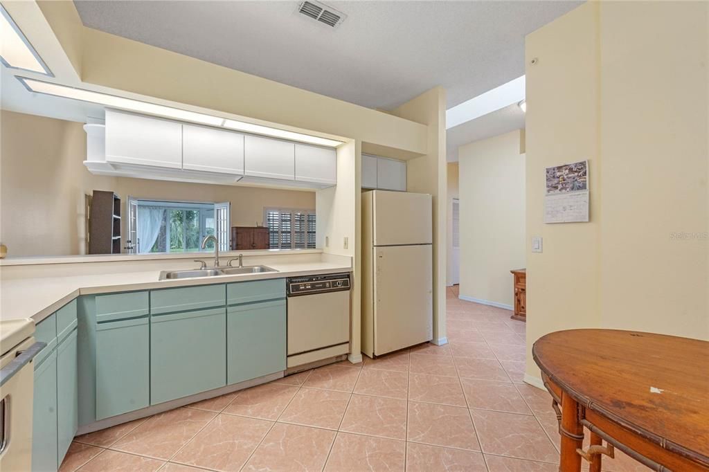 For Sale: $350,000 (2 beds, 2 baths, 1264 Square Feet)