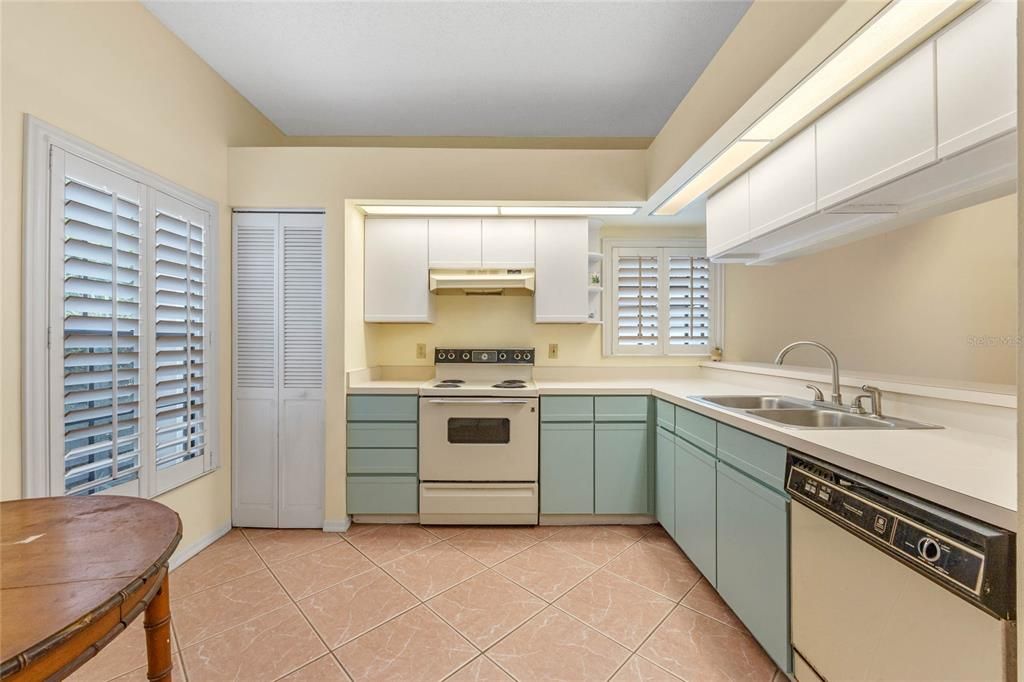 For Sale: $350,000 (2 beds, 2 baths, 1264 Square Feet)