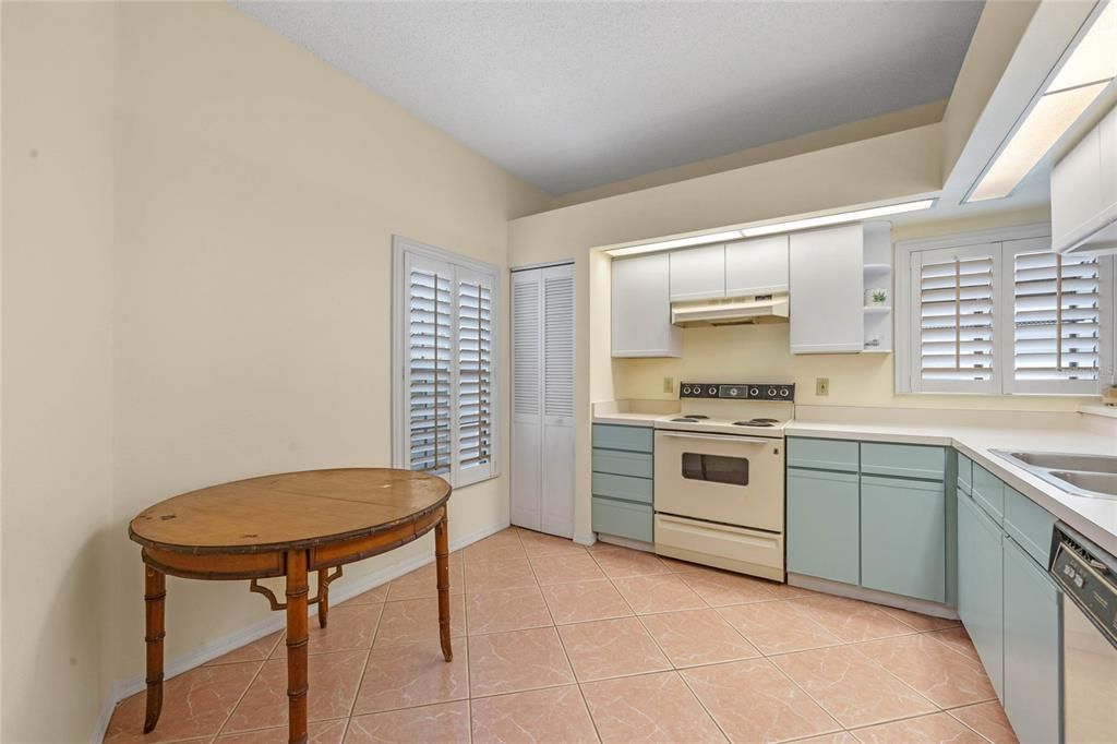 For Sale: $350,000 (2 beds, 2 baths, 1264 Square Feet)