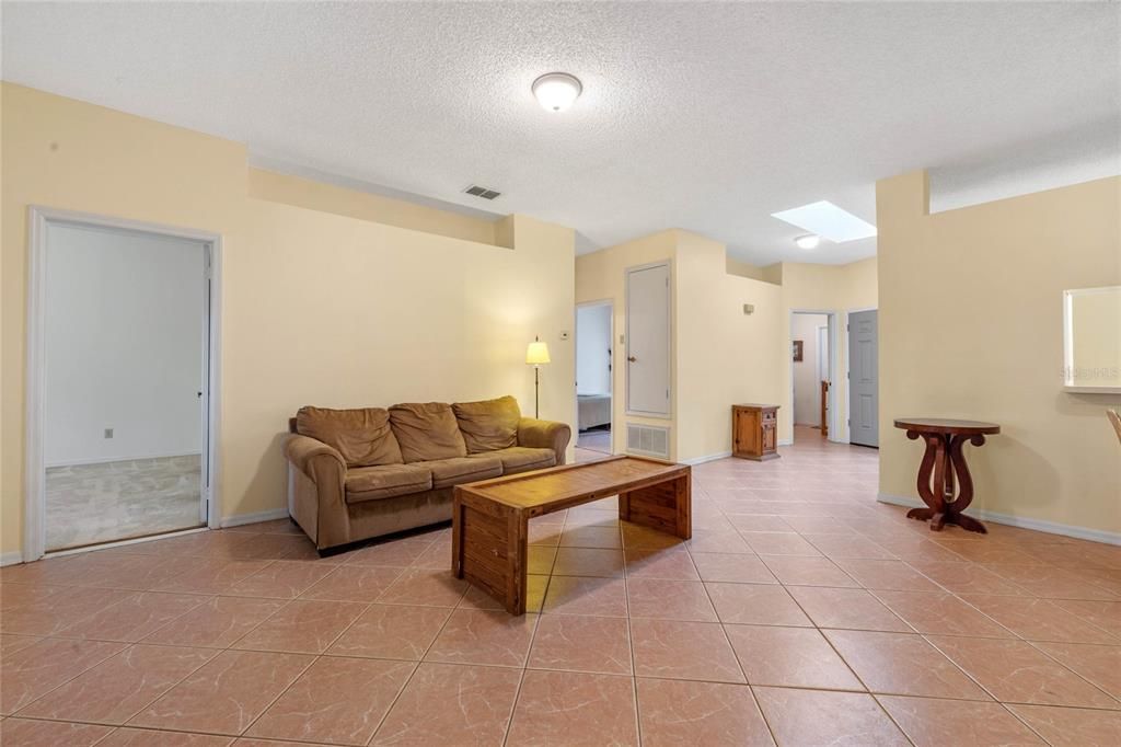 For Sale: $350,000 (2 beds, 2 baths, 1264 Square Feet)