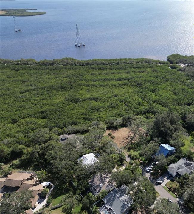 На продажу: $399,000 (0.61 acres)