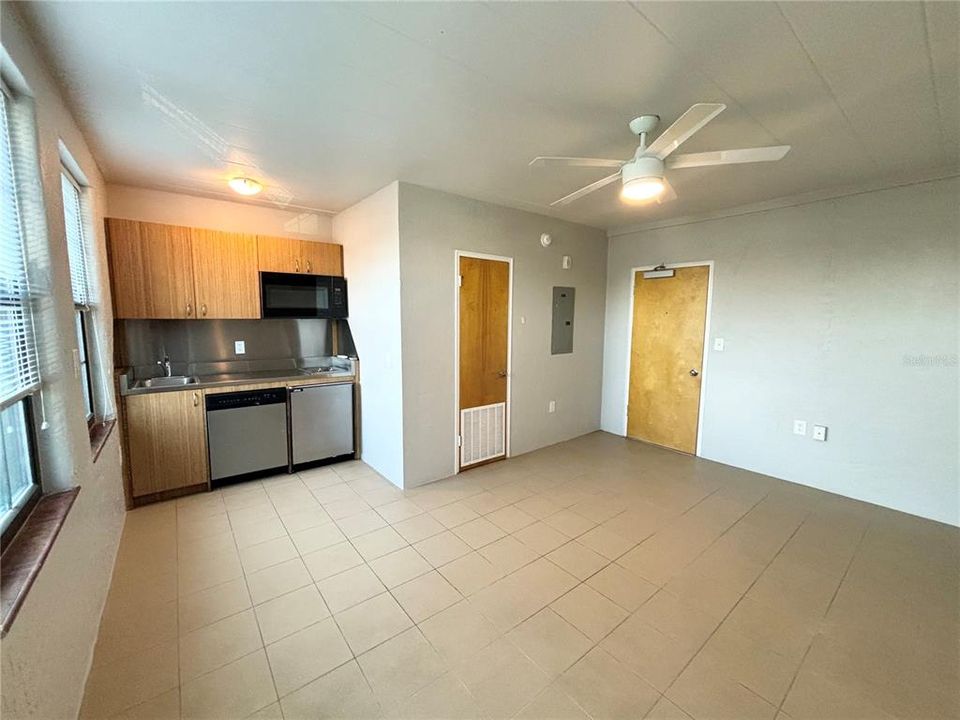 For Rent: $1,250 (0 beds, 1 baths, 400 Square Feet)