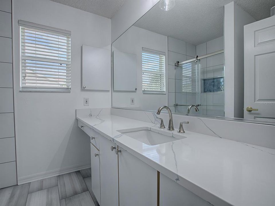 LOVELY UPGRADED PRIMARY BATHROOM. NEW QUARTZ COUNTERTOPS.