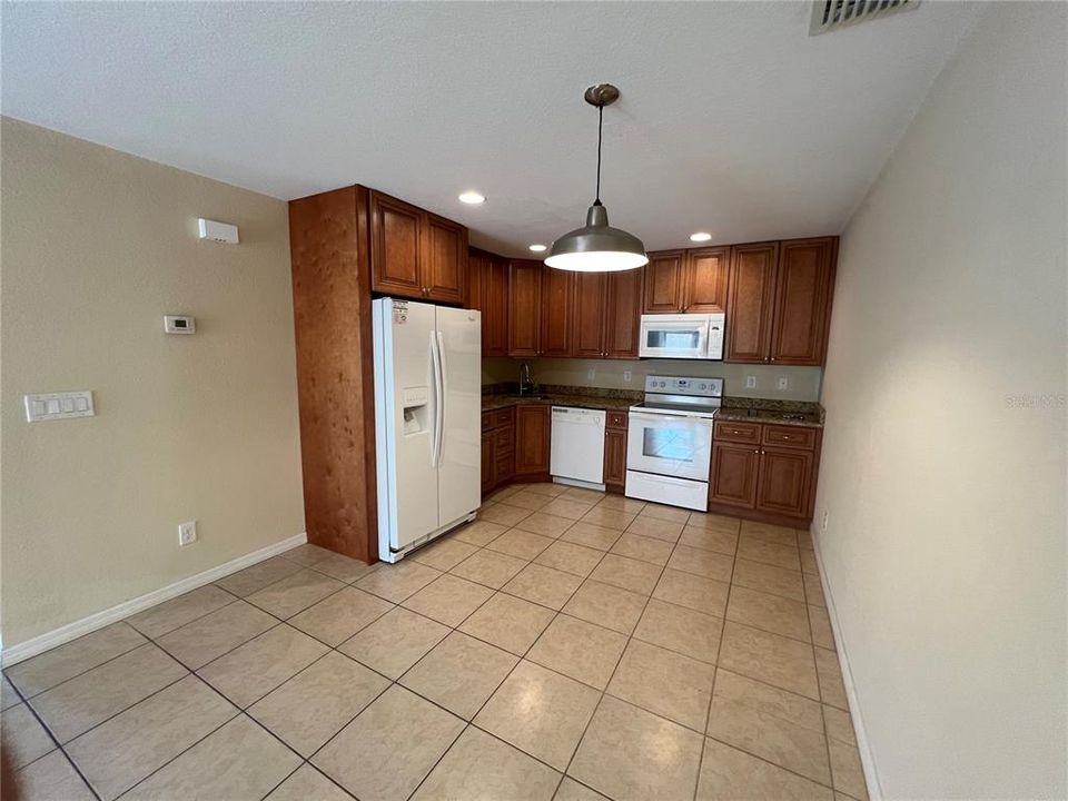 For Rent: $1,375 (2 beds, 1 baths, 762 Square Feet)