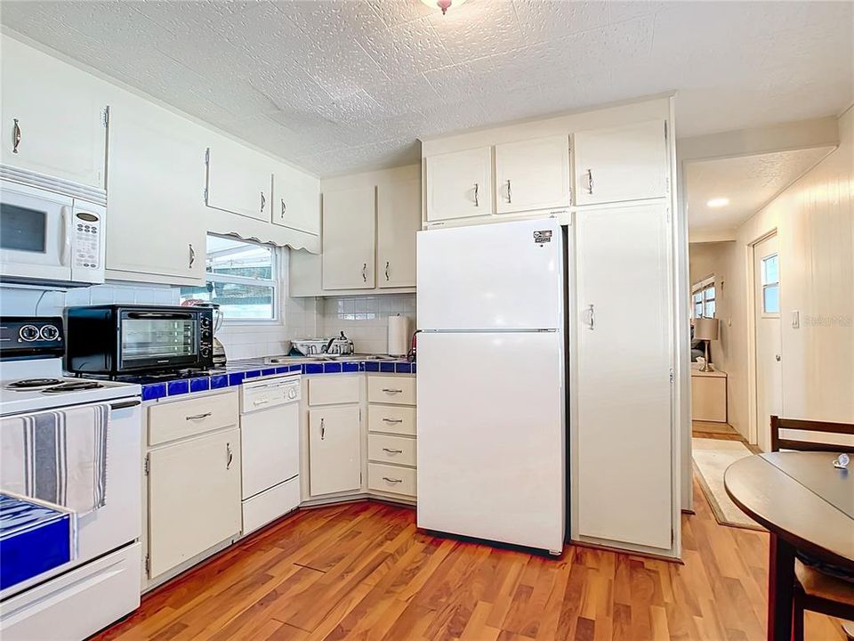 For Sale: $69,900 (1 beds, 1 baths, 576 Square Feet)