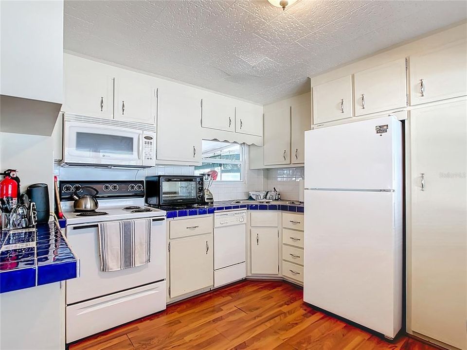 For Sale: $69,900 (1 beds, 1 baths, 576 Square Feet)