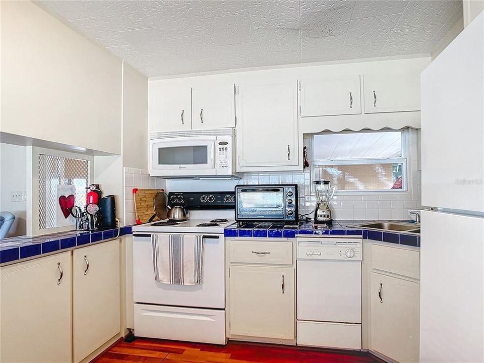 For Sale: $69,900 (1 beds, 1 baths, 576 Square Feet)