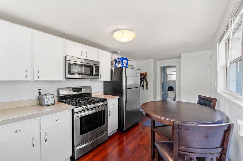 For Sale: $239,000 (2 beds, 1 baths, 837 Square Feet)