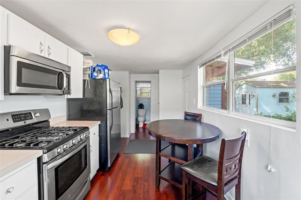 For Sale: $239,000 (2 beds, 1 baths, 837 Square Feet)