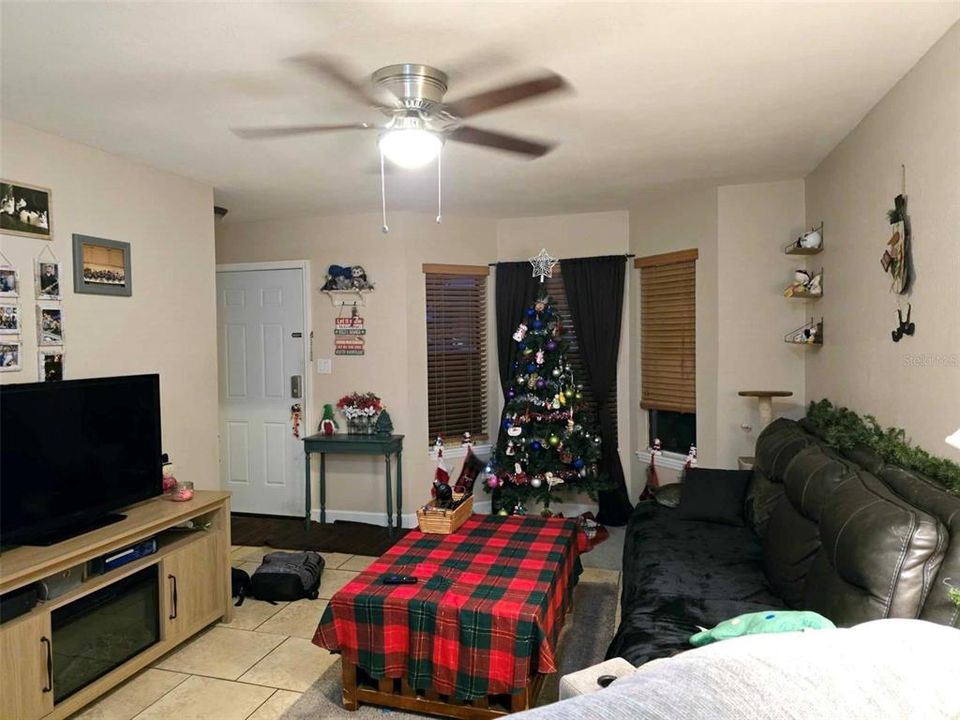 For Sale: $162,900 (2 beds, 1 baths, 920 Square Feet)