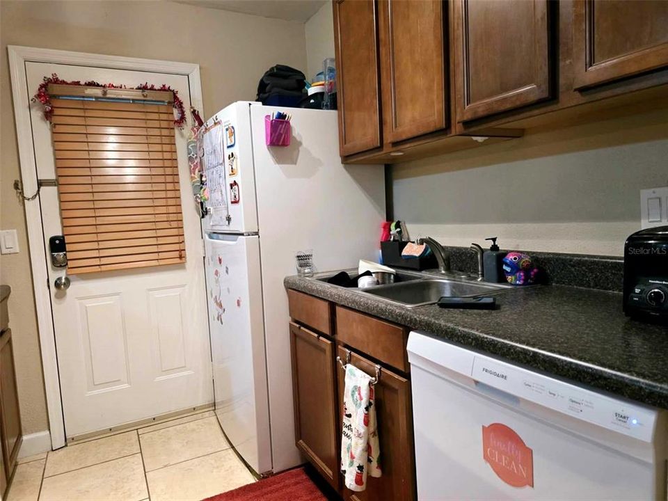 For Sale: $162,900 (2 beds, 1 baths, 920 Square Feet)