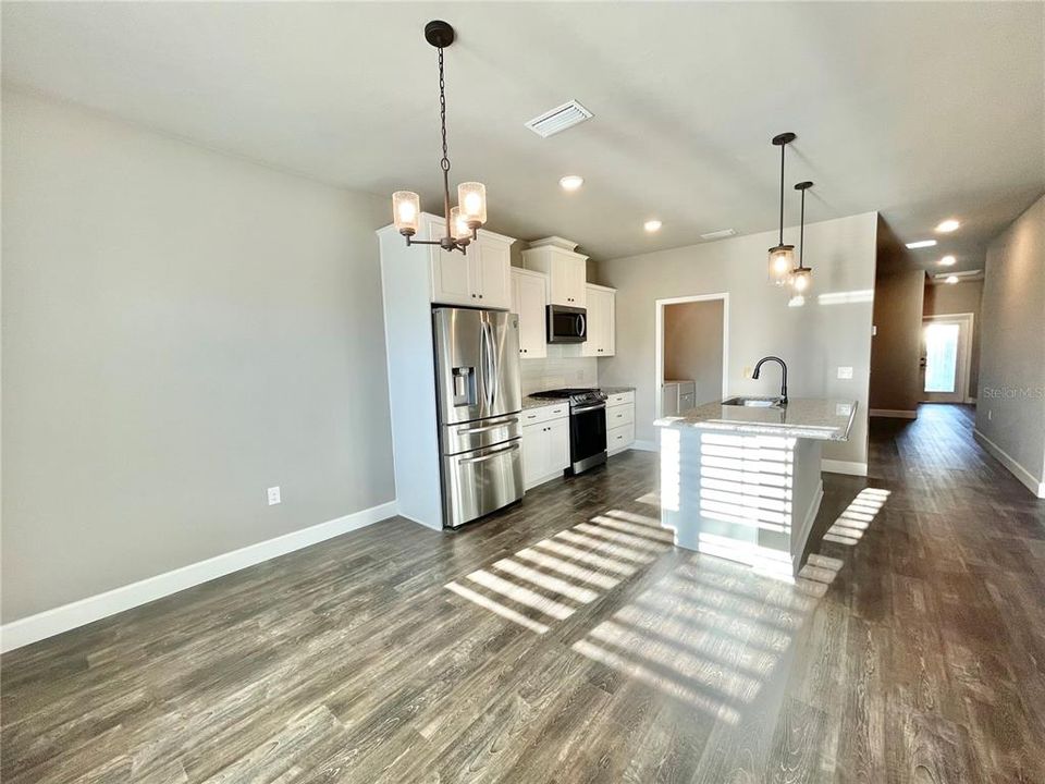 For Sale: $324,900 (2 beds, 2 baths, 1276 Square Feet)