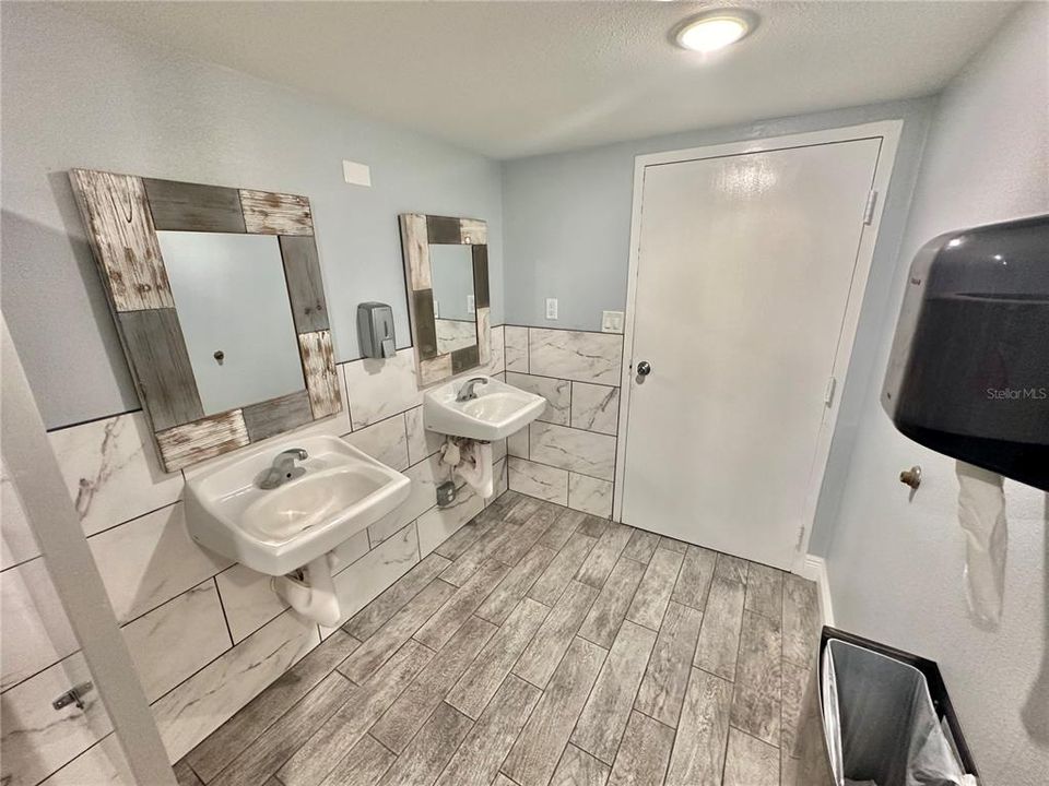 For Sale: $269,900 (1 beds, 1 baths, 733 Square Feet)