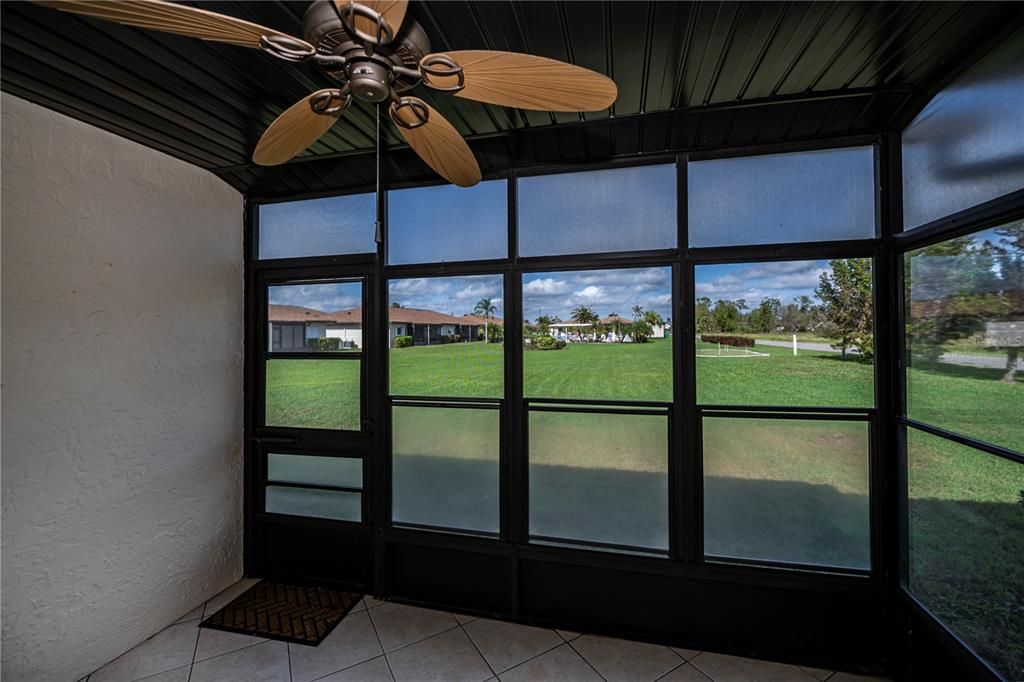 spacious lanai with ceiling fan