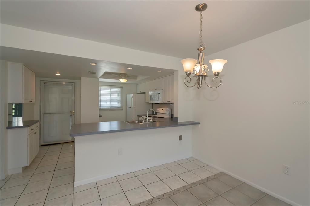 For Sale: $169,900 (2 beds, 2 baths, 886 Square Feet)