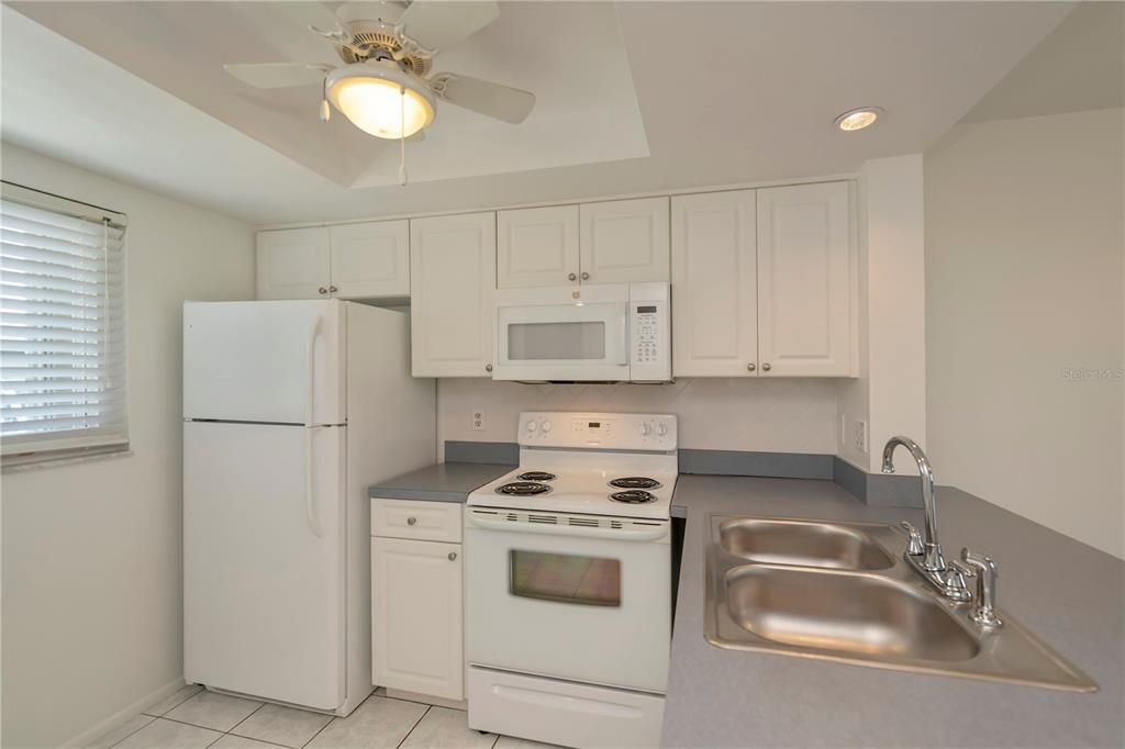 For Sale: $169,900 (2 beds, 2 baths, 886 Square Feet)