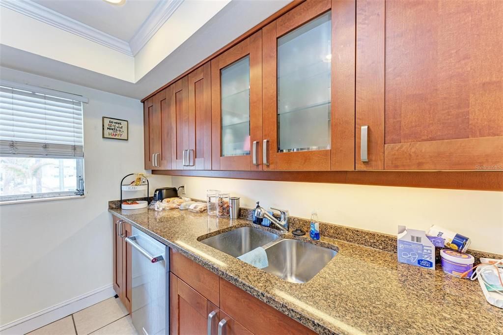 For Sale: $599,000 (1 beds, 1 baths, 766 Square Feet)