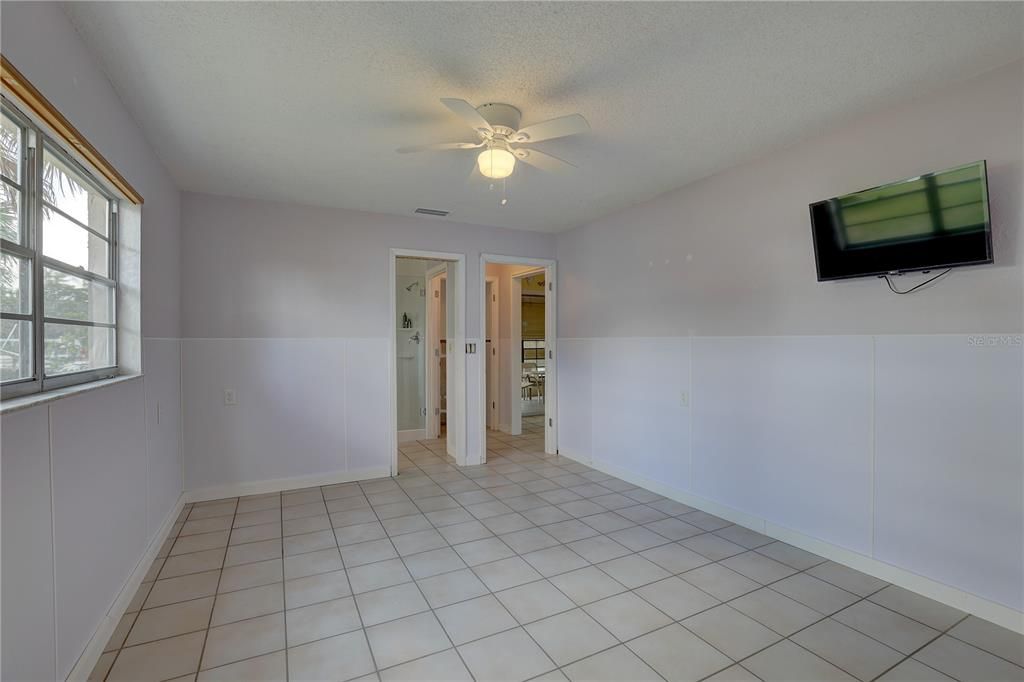 For Sale: $299,999 (2 beds, 2 baths, 1046 Square Feet)