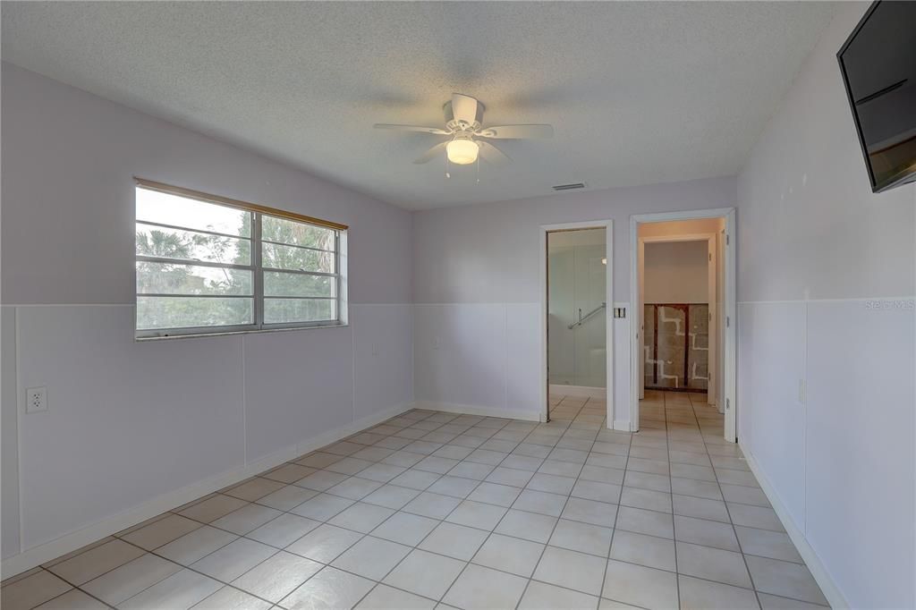 For Sale: $299,999 (2 beds, 2 baths, 1046 Square Feet)