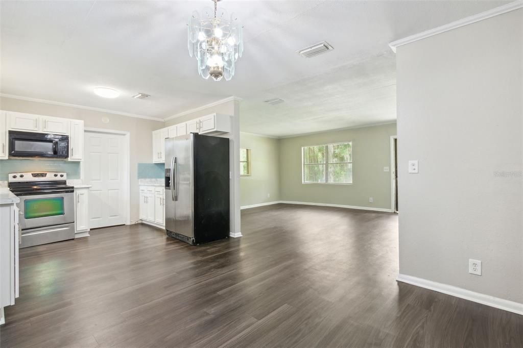 For Sale: $265,990 (3 beds, 2 baths, 1386 Square Feet)