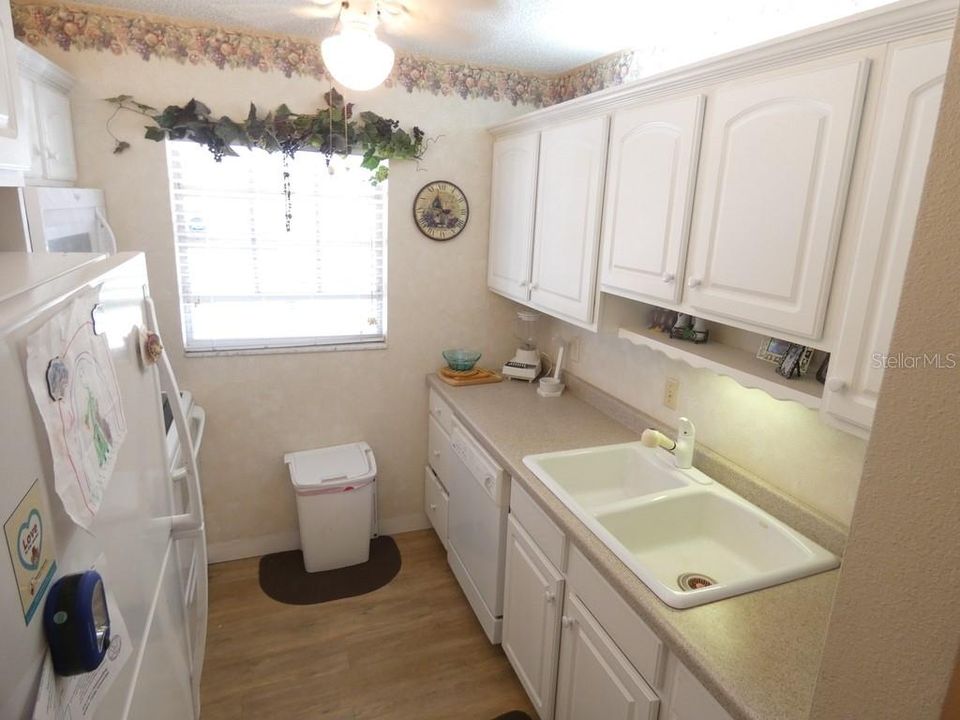 For Sale: $159,000 (2 beds, 2 baths, 897 Square Feet)