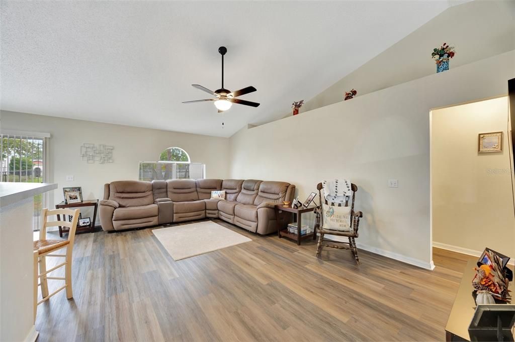 For Sale: $310,000 (4 beds, 2 baths, 1811 Square Feet)