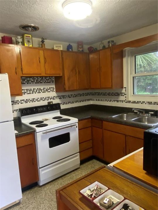 For Sale: $195,000 (2 beds, 1 baths, 794 Square Feet)