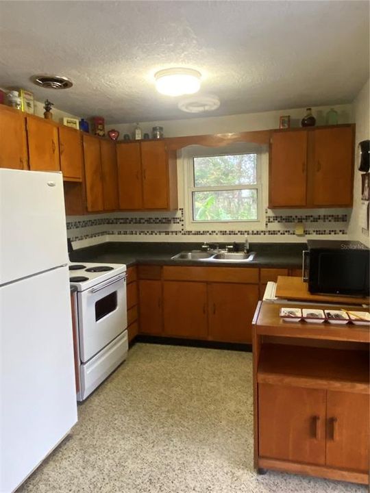 For Sale: $195,000 (2 beds, 1 baths, 794 Square Feet)