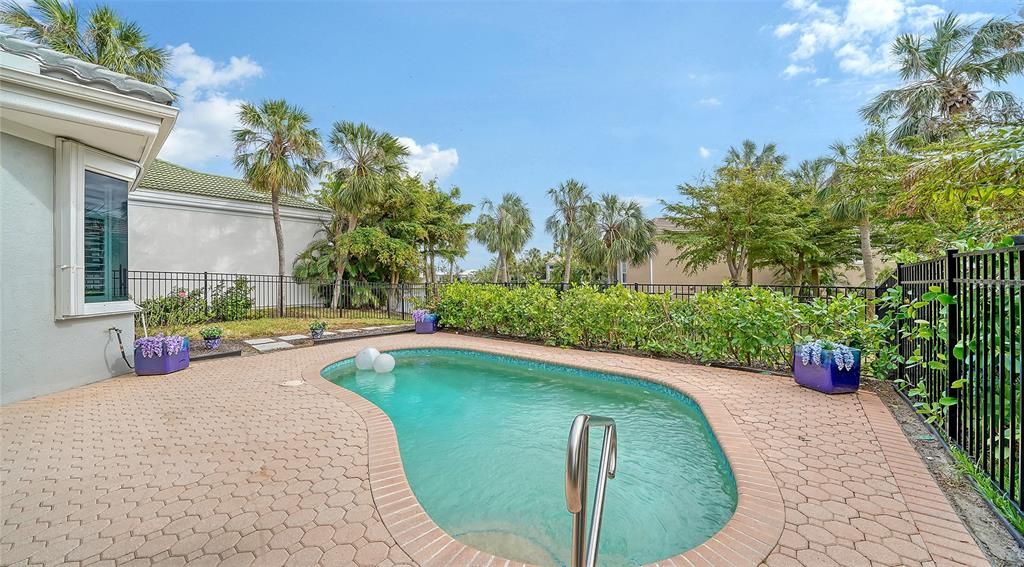 LOVELY SPARKLING POOL ON THE PATIO