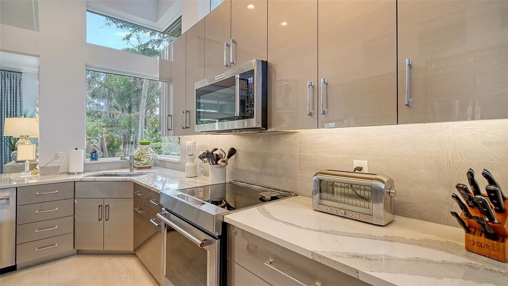 GORGEOUS QUARTZ & HIGH END CABINETRY