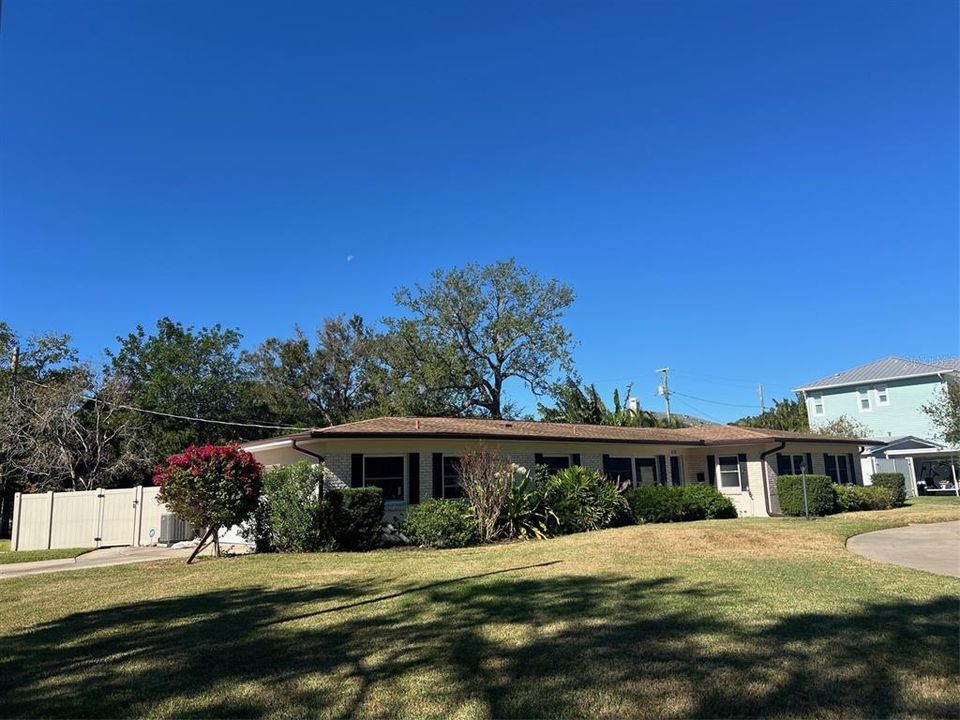 For Sale: $1,225,000 (3 beds, 2 baths, 1728 Square Feet)