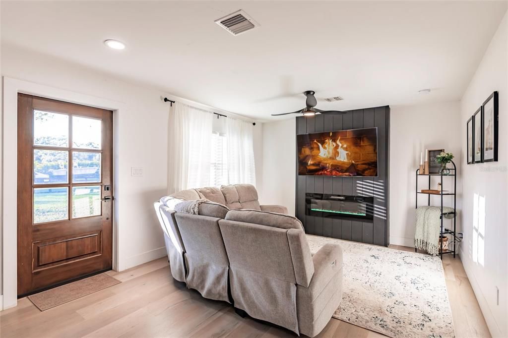 For Sale: $398,000 (2 beds, 2 baths, 1136 Square Feet)