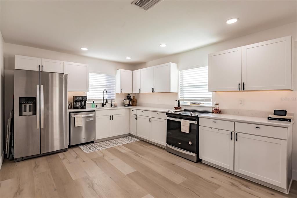 For Sale: $398,000 (2 beds, 2 baths, 1136 Square Feet)