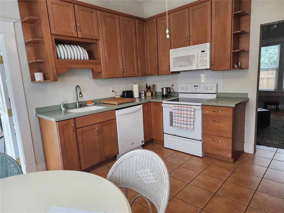 For Sale: $579,900 (2 beds, 2 baths, 1072 Square Feet)