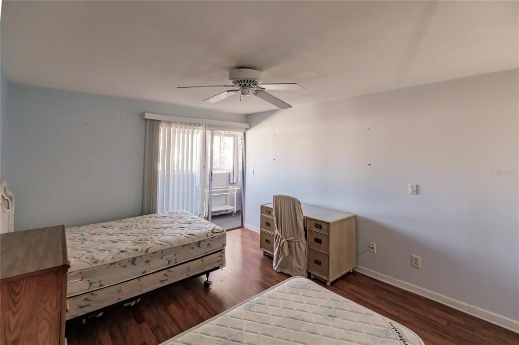 For Sale: $148,000 (2 beds, 1 baths, 959 Square Feet)